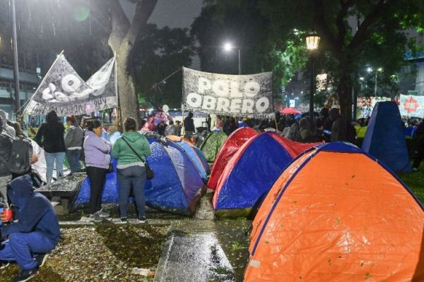 Piqueteros levantaron el acampe tras un acuerdo con el Gobierno