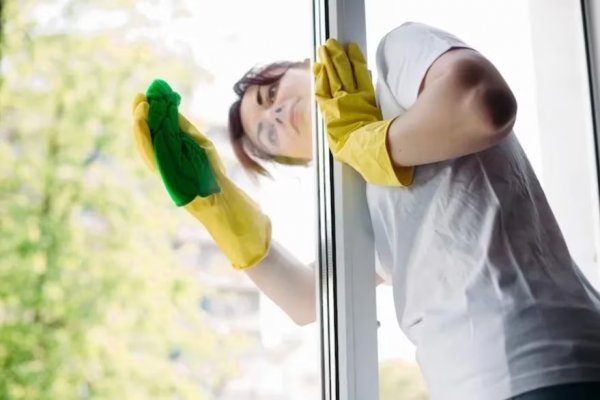 El mejor truco para limpiar rápido las ventanas de la casa