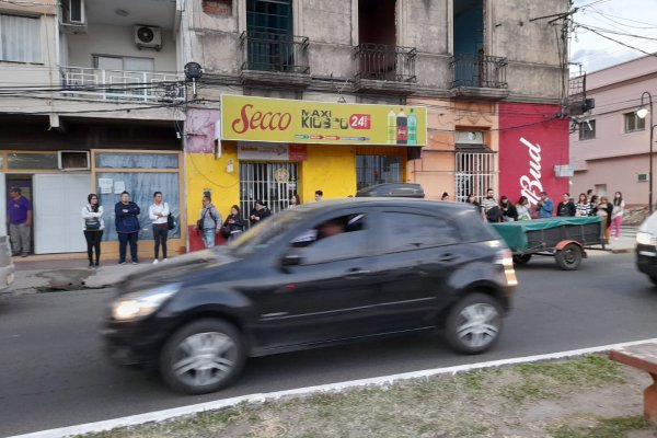 Paro de colectivos en Corrientes: largas filas para conseguir remis a Resistencia