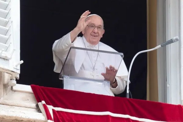 El Papa: la vida de María está marcada por el servicio y la alabanza