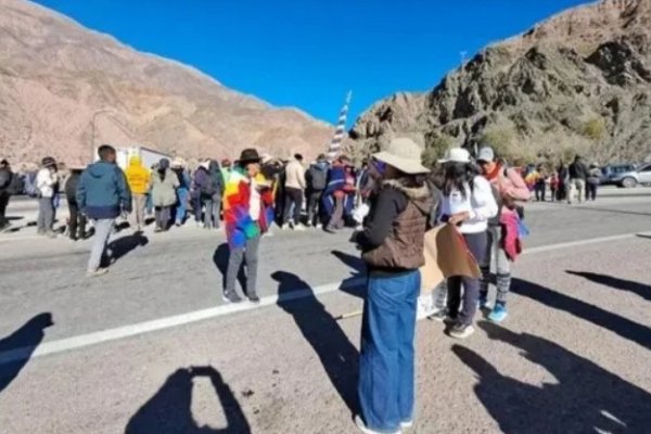 Una turista murió tras descompensarse en un micro que quedó varado en un corte de ruta