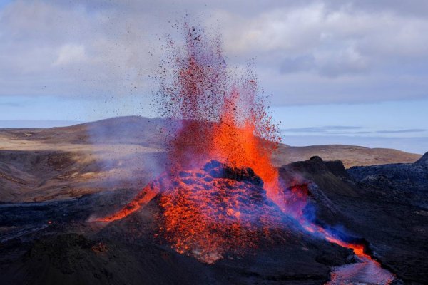 Un volcán entró en erupción cerca de la capital de Islandia