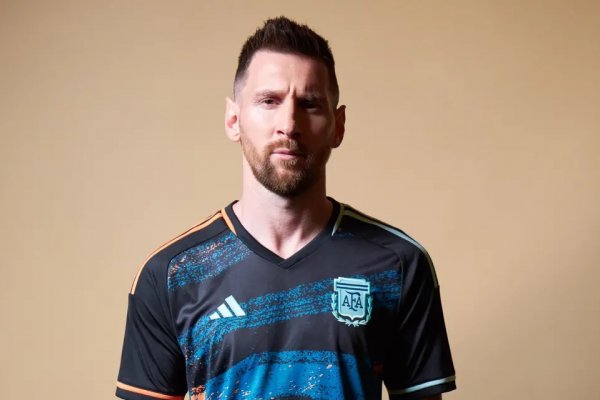 A días del Mundial de Fútbol Femenino, Messi posó con la camiseta suplente de la selección argentina