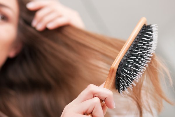 Caída de pelo en la mujer: causas y soluciones para detenerlo