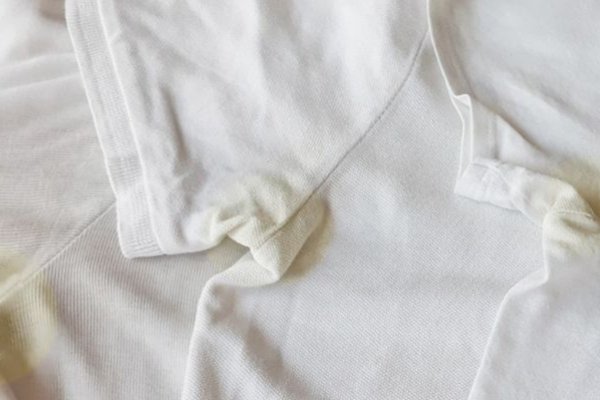 Ropa impecable: cómo eliminar las manchas en las axilas de tus prendas