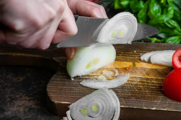 El truco más sencillo para cortar la cebolla sin llorar