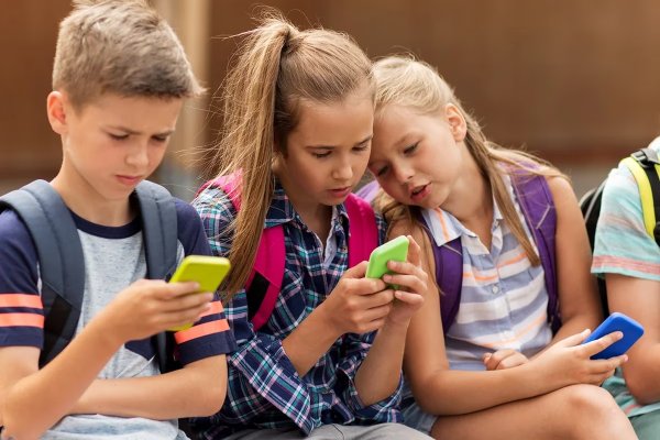 Sociedad y normas: cuál es la mejor edad para darle a los niños su propio teléfono celular