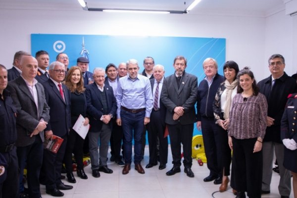 Aníbal Fernández entregó kits forestales a los Bomberos Voluntarios de Corrientes