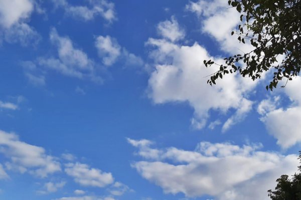 Jueves caluroso, cielo parcialmente nublado y probabilidad de tormentas en Corrientes