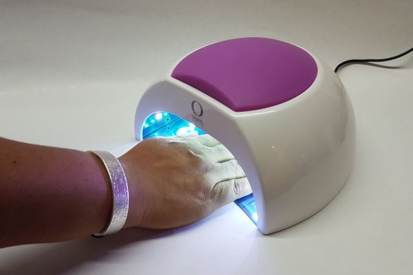 Advierten sobre el peligro de usar lámparas UV para secar el esmalte de las uñas
