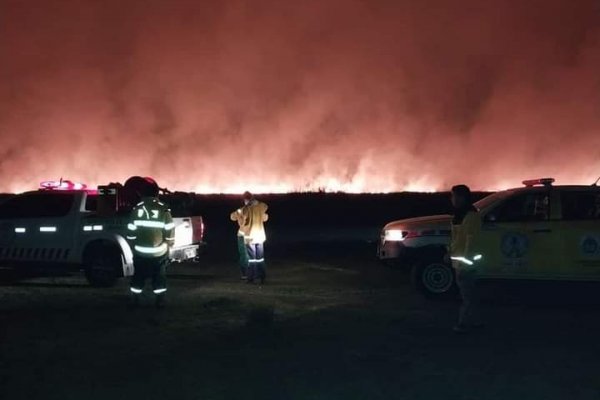 Caá Catí: incendio en el Estero Santa Lucía