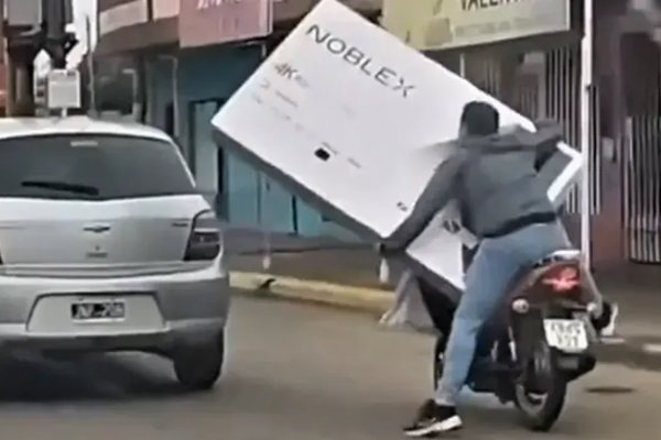 Corrientes: apareció el hombre al que se le cayó el televisor de la moto