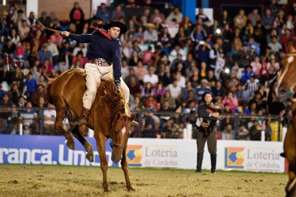 Corrientes: jinete santafesino grave tras caer del caballo en el Festival de Doma