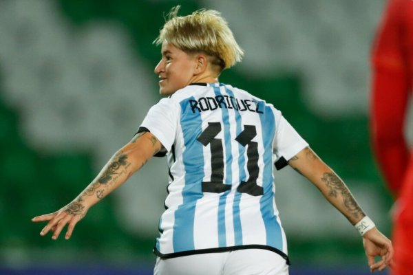 Una jugadora de la selección de fútbol se cansó de las críticas por un tatuaje que tiene en su pierna