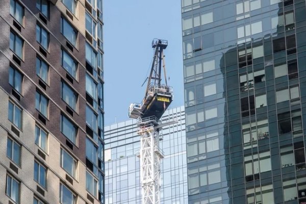 VIDEO | una grúa se incendió y colapsó en Nueva York: hay seis heridos