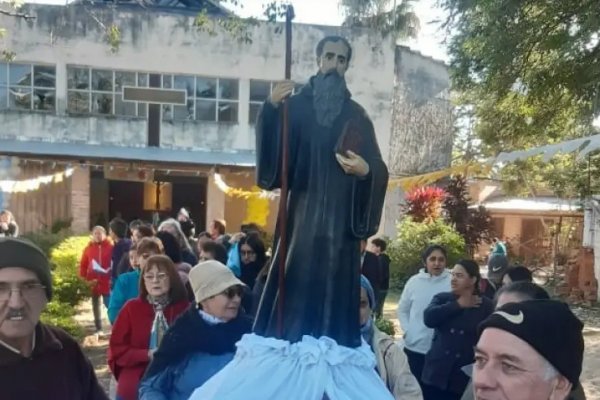 Cierran el mes de San Benito con una procesión por el barrio