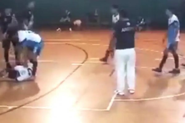 Otro episodio violento en el fútbol amateur: un jugador dejó inconsciente a un rival de un cabezazo en la cara