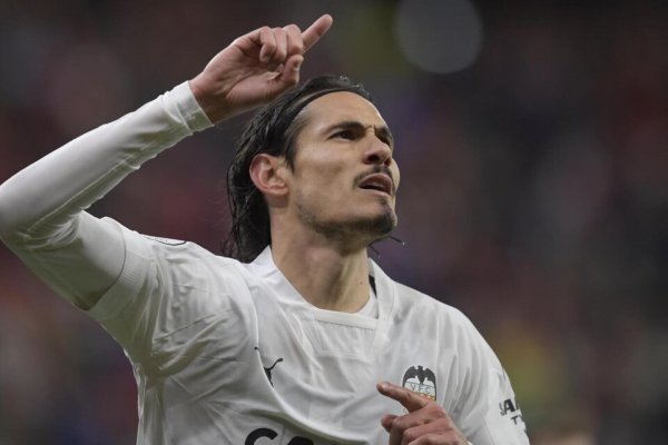 Cavani se desvinculó del Valencia y se acerca a Boca