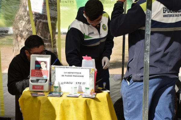 Recomiendan vacunarse contra la hepatitis y la importancia de los controles para un diagnóstico oportuno