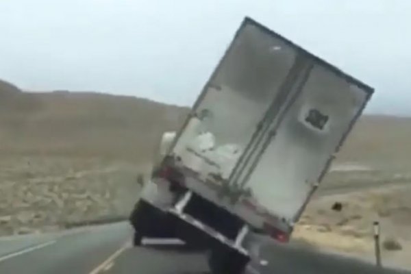 VIDEO| fuertes ráfagas de viento voltearon un camión en Chubut