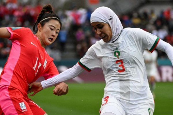 Nouhaila Benzina fue la primera futbolista en jugar con hijab en un Mundial Femenino