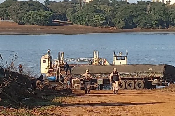 Corrientes sin infraestructura: colapsó puerto en Alvear y cae un camión