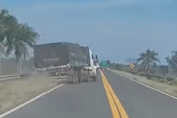 Corrientes: el chofer del camión que volcó por Ruta 14 habría sufrido un ACV