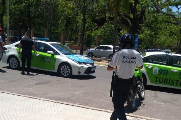 Operativo de prevención de la policía turística en la costanera correntina