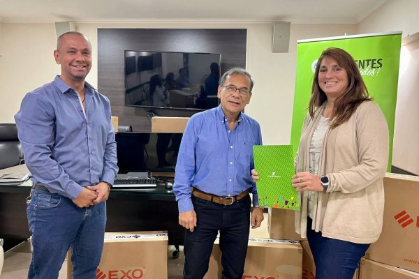 Corrientes: entrega de computadoras para el Hospital Las Mercedes