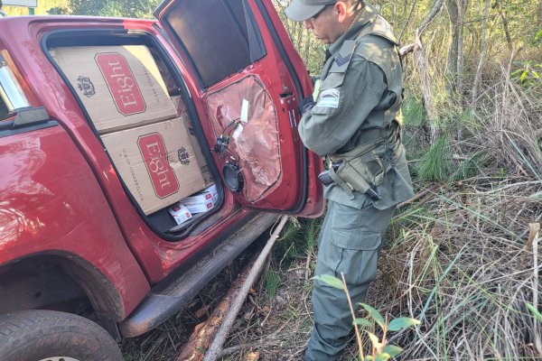 Atropellaron un móvil de la Fuerza e intentaron huir con 56.000 paquetes de cigarrillos ilegales