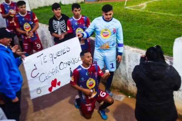 Un romántico: un correntino le propuso matrimonio a su novia durante un partido de fútbol