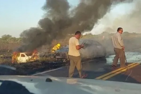 Corrientes: dos autos y un camión chocaron sobre Ruta 123 por culpa de un incendio en la banquina