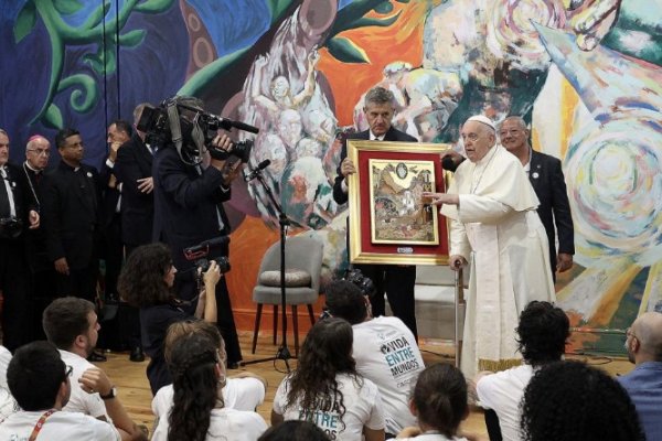 Francisco pintó en un mural de Scholas en Portugal 