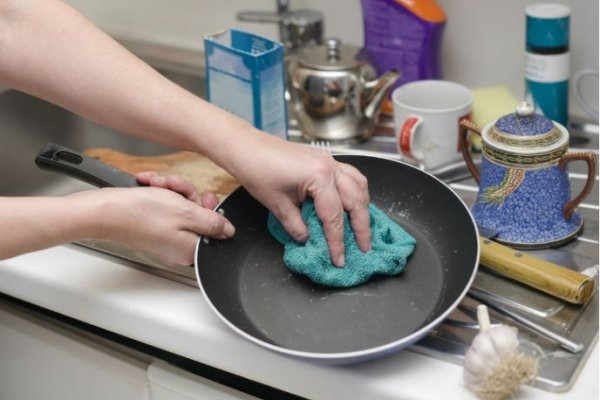 Cocina: cómo limpiar una sartén quemada