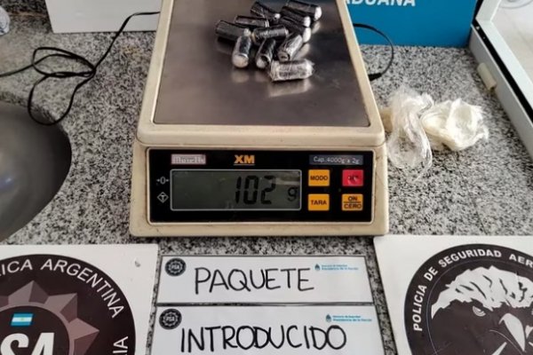 Detuvieron en Ezeiza a una mula que intentó viajar a España con 78 cápsulas de cocaína en su cuerpo