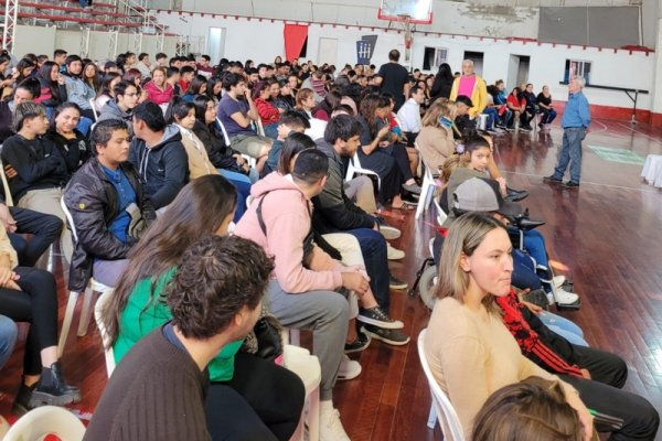 Cientos de correntinos recibieron certificados de capacitación laboral