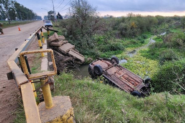 Corrientes: un auto volcó y cayó a un arroyo