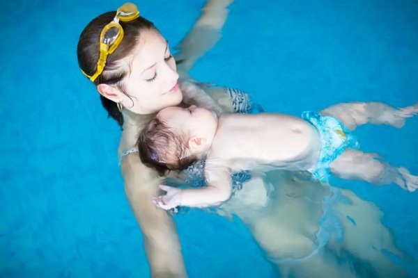Bebés y natación: todo lo que debes saber