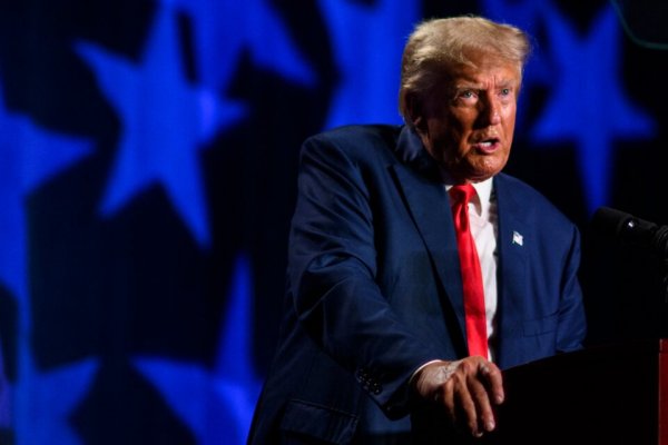 Trump arroja fakes contra jueces y fiscales