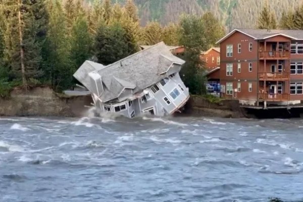 Impactante: una casa se derrumbó sobre un río tras una inundación