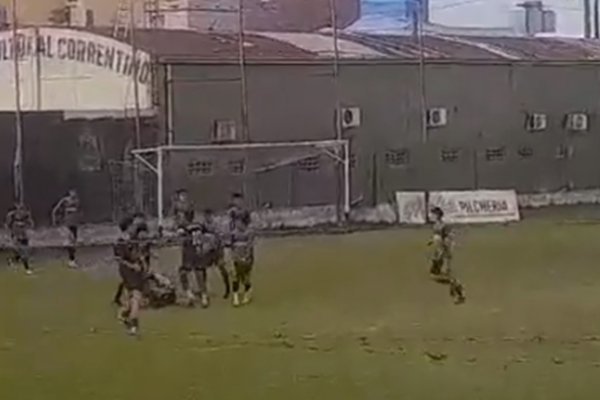 VIDEO| futbolistas correntinos se fueron a las manos durante un partido