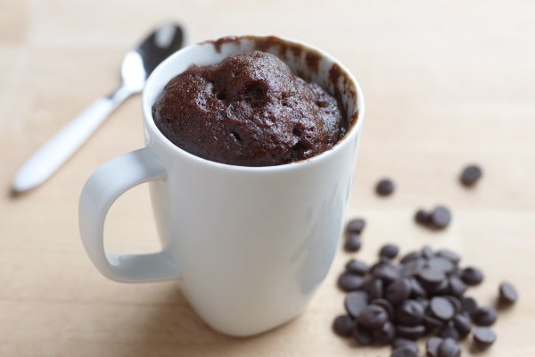Receta: cómo hacer un bizcochuelo de chocolate en taza fácil y rico