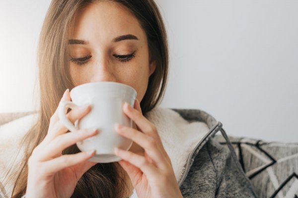 Advierten que tomar café al levantarse no es recomendable