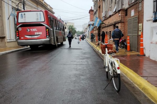 Colectivo chocó a ciclista en pleno centro de Corrientes