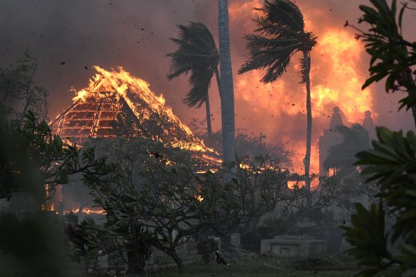 Graves incendios en Hawai: hay al menos seis muertos y la gente se lanza al mar para escapar