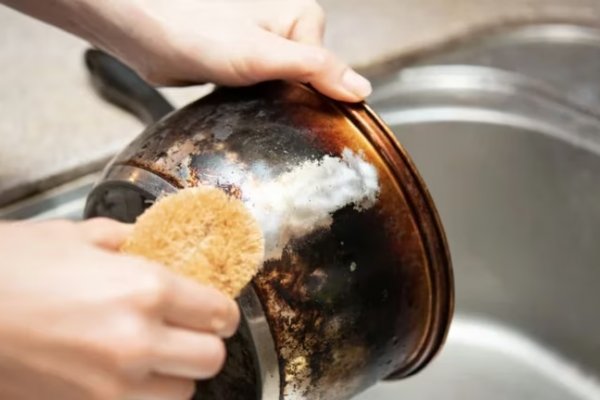 El mejor truco para limpiar una olla quemada