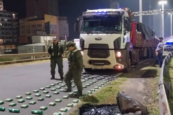 Impiden transitar a un camión en el puente Chaco-Corrientes por cargar con 95 paquetes de hojas de coca