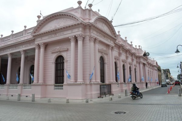 Un auto y una moto colisionaron frente a Casa de Gobierno