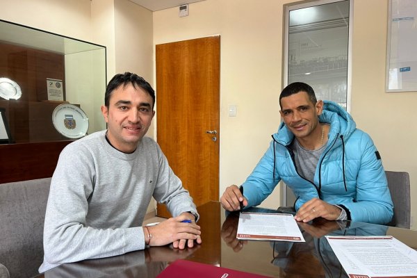 José Sand renovó su contrato y seguirá jugando en Lanús