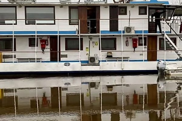 “Nave Nodriza”, el barco que lleva a “turistas” extranjeros a cazar patos autóctonos por el río Paraná